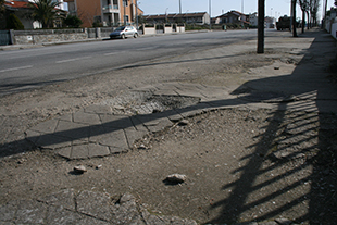 Passeios em mau estado na Avenida Abade de Baçal