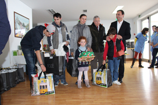 Obra Padre Miguel distribui 40 cabazes