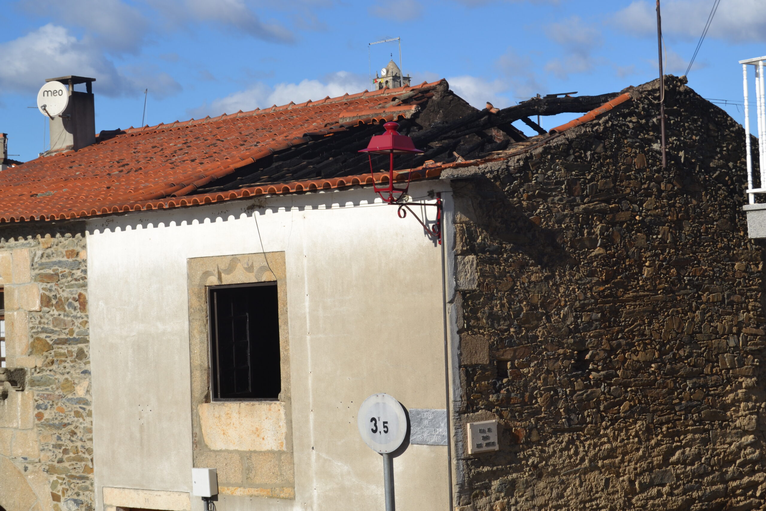 Incêndio deixa família de Freixo de Espada à Cinta desalojada