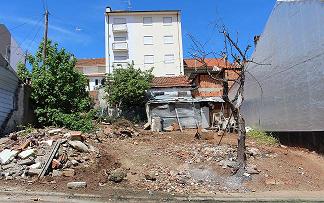 Fossa a céu aberto incomoda moradores de rua brigantina