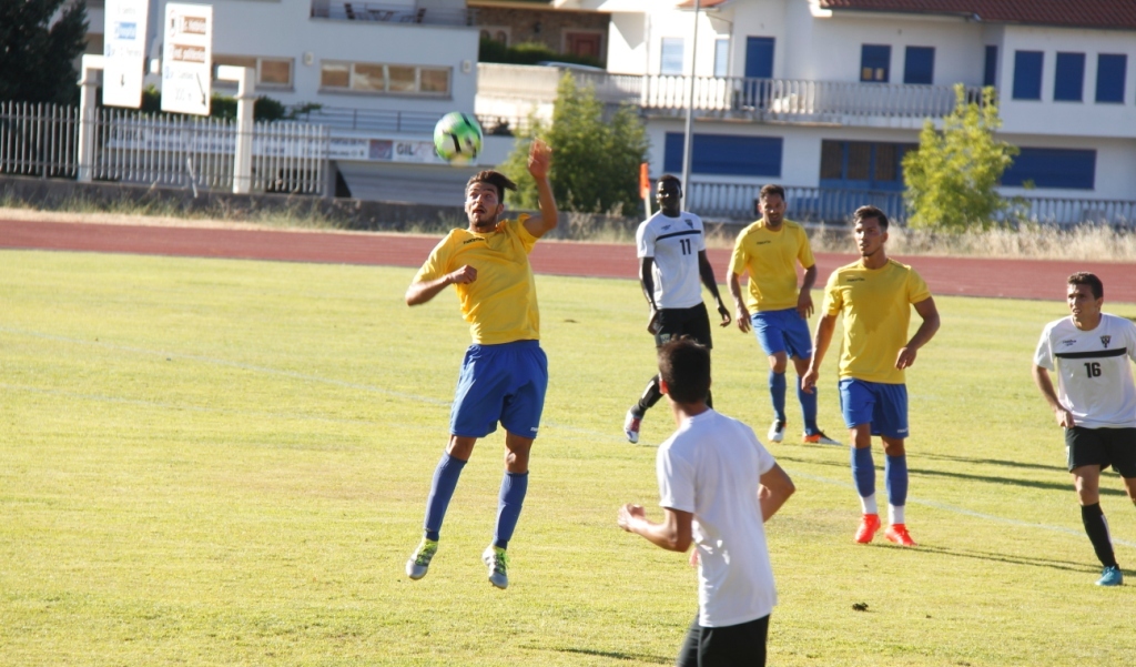 Calor e relvado irregular dificultaram a tarefa dos brigantinos
