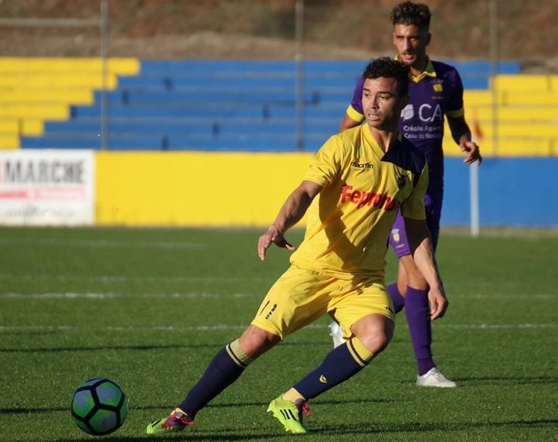 Adão bisou na goleada caseira