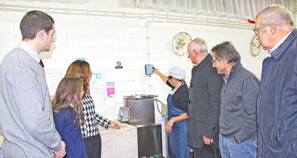 Lions Club de Bragança entrega donativo ao Centro de Educação Especial