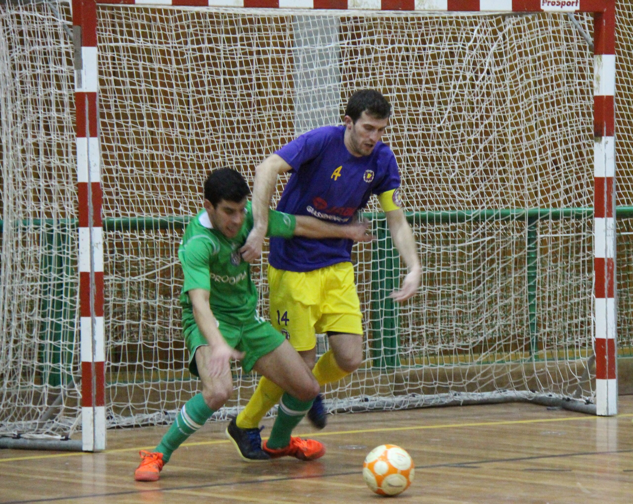 Pioneiros colados à liderança