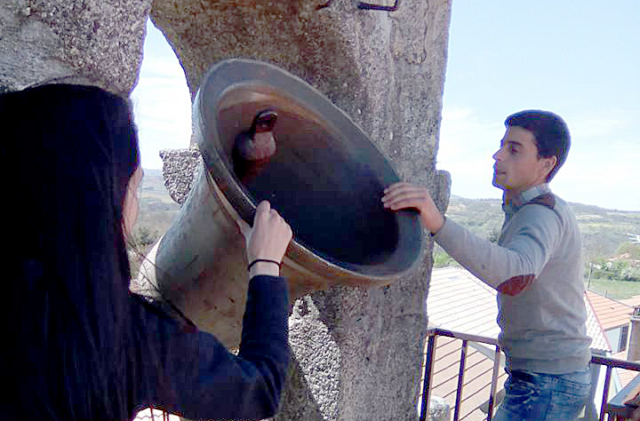 Tocam os sinos na torre da igreja…