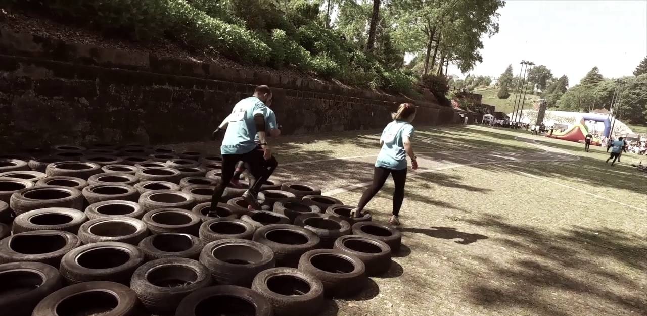 Corrida de obstáculos coloca à prova a resistência dos participantes