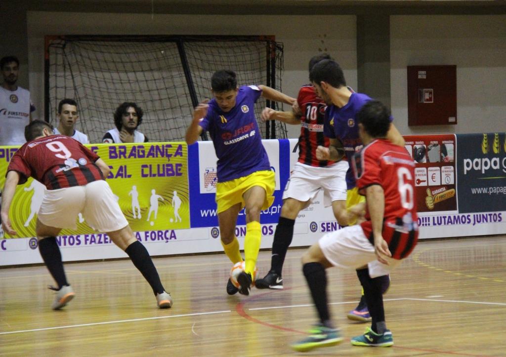 Derrota caseira com o líder