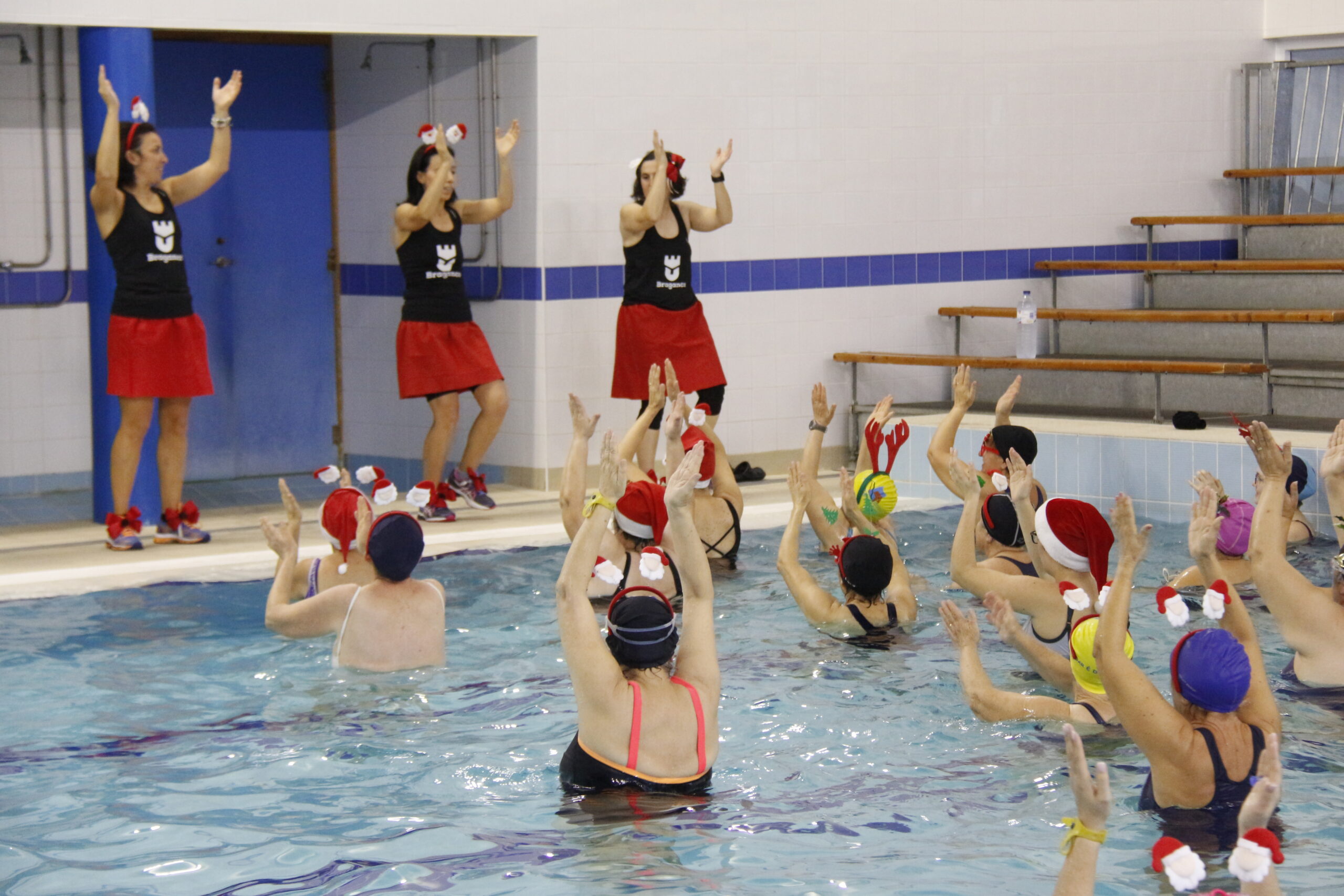 Mega aula de hidroginástica com espírito natalício
