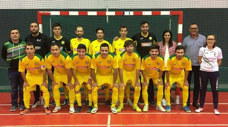 Macedense colado à liderança