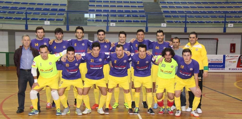 Pioneiros vencem em casa