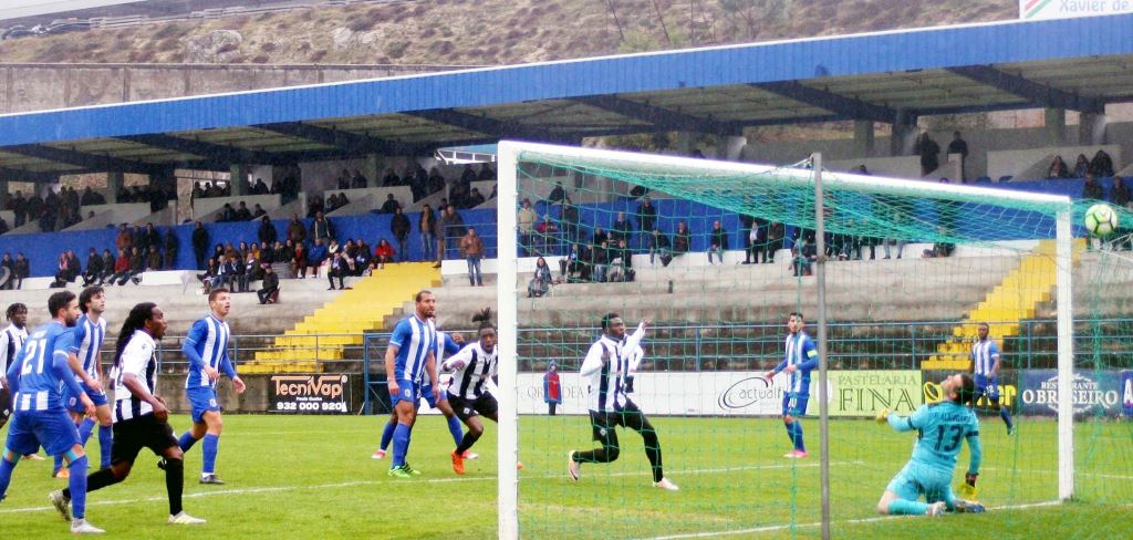 Penálti dá empate e desvia Mirandela da vitória