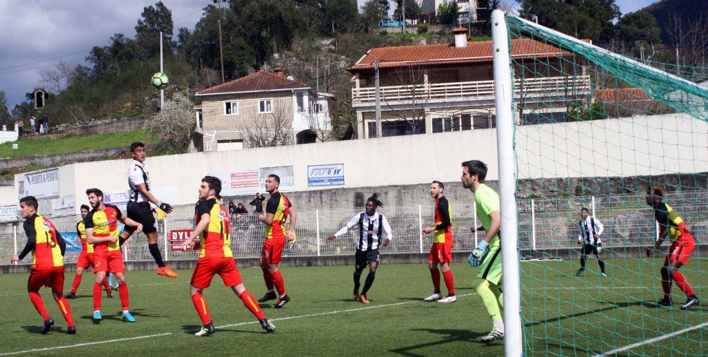 Mirandela vence e segue no encalço do terceiro