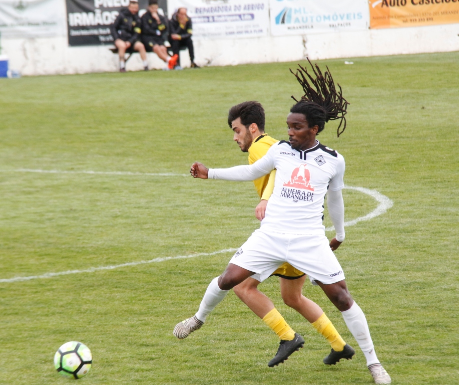Kelvin resolve e coloca Mirandela mais perto do terceiro