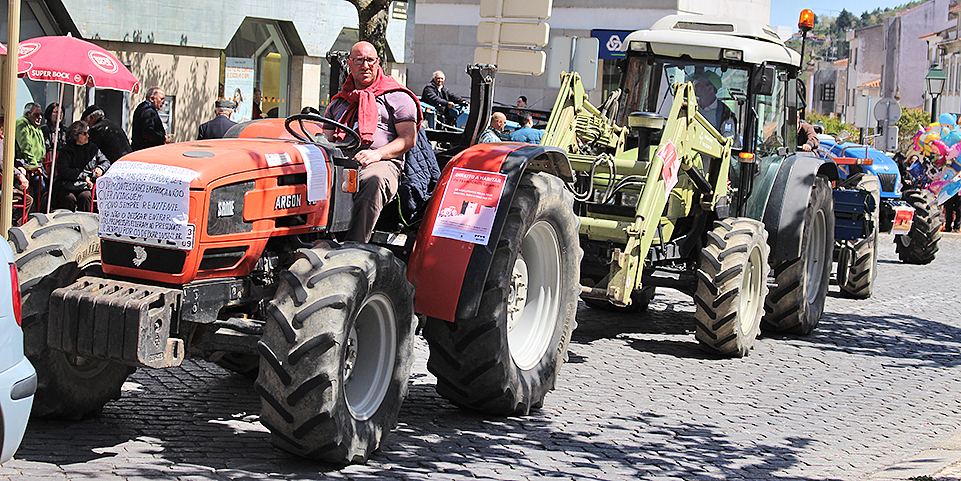 Marcha lenta de tractores pelo direito a viver nas zonas raianas