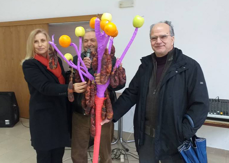 Quem mais dá mais amigo é do santo