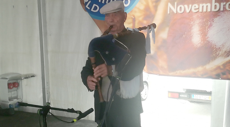 Há 69 anos a tocar na gaita