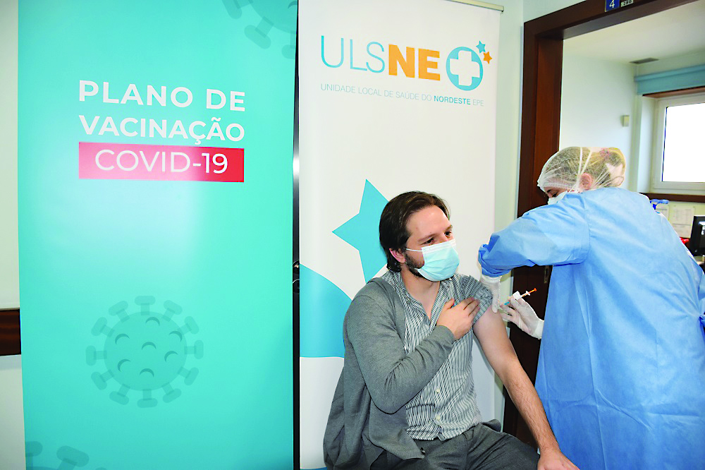 Vacinação contra Covid-19 arrancou na ULS Nordeste