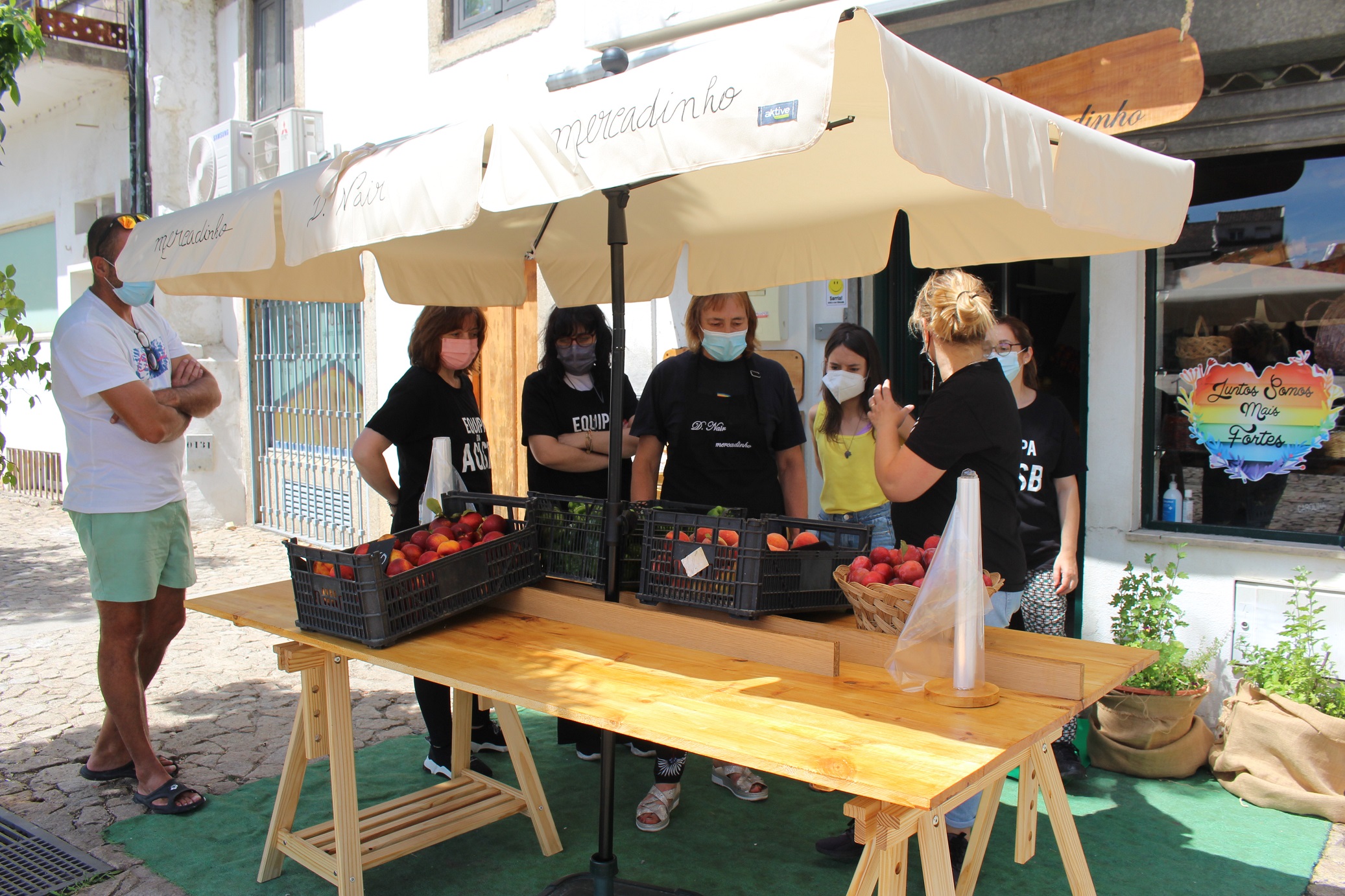 Grupo de amigos junta-se para remodelar minimercado e devolver alegria à proprietária