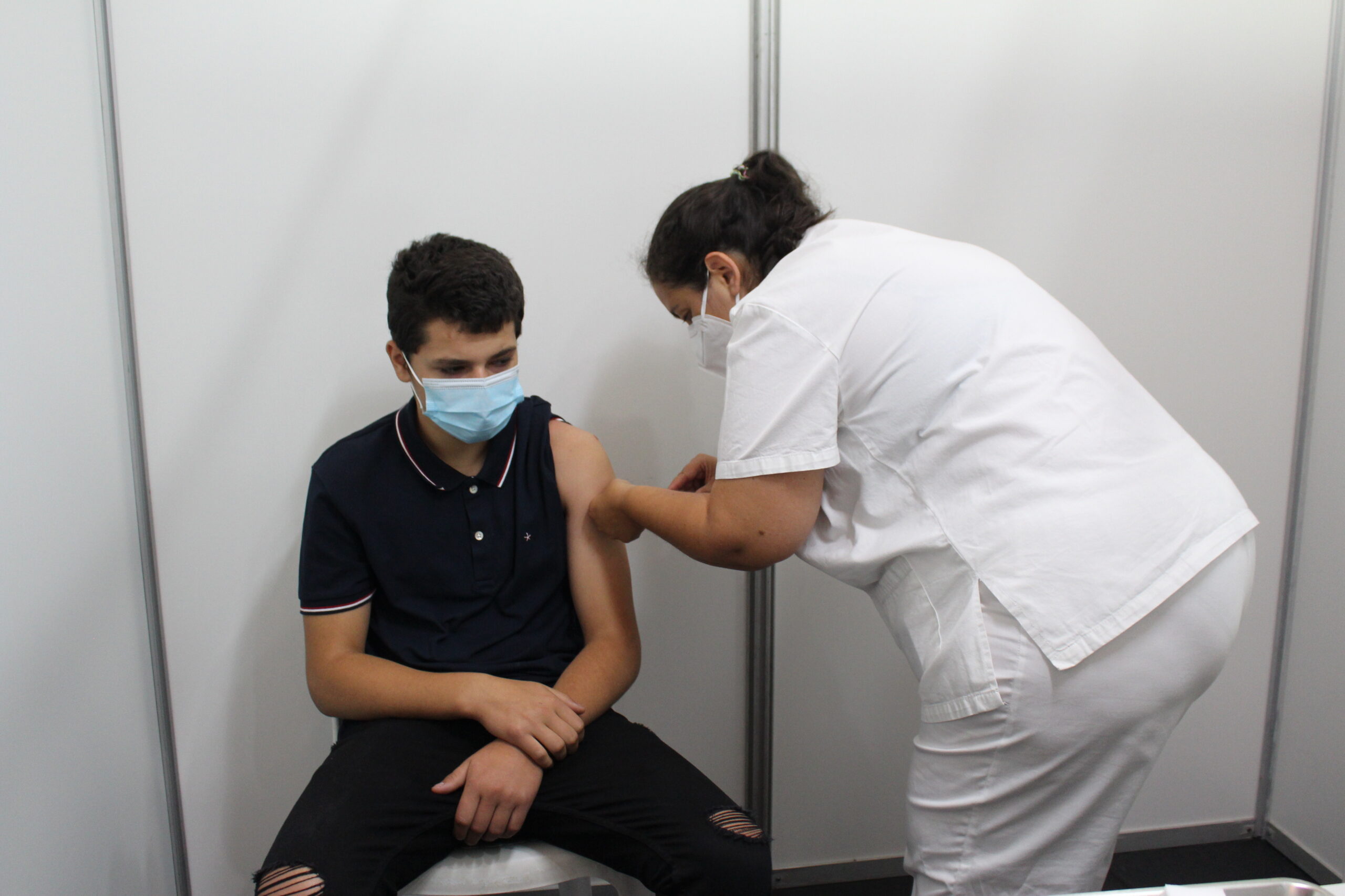 Vacinados contra a covid-19 cerca de 840 jovens entre os 12 e os 15 anos no distrito