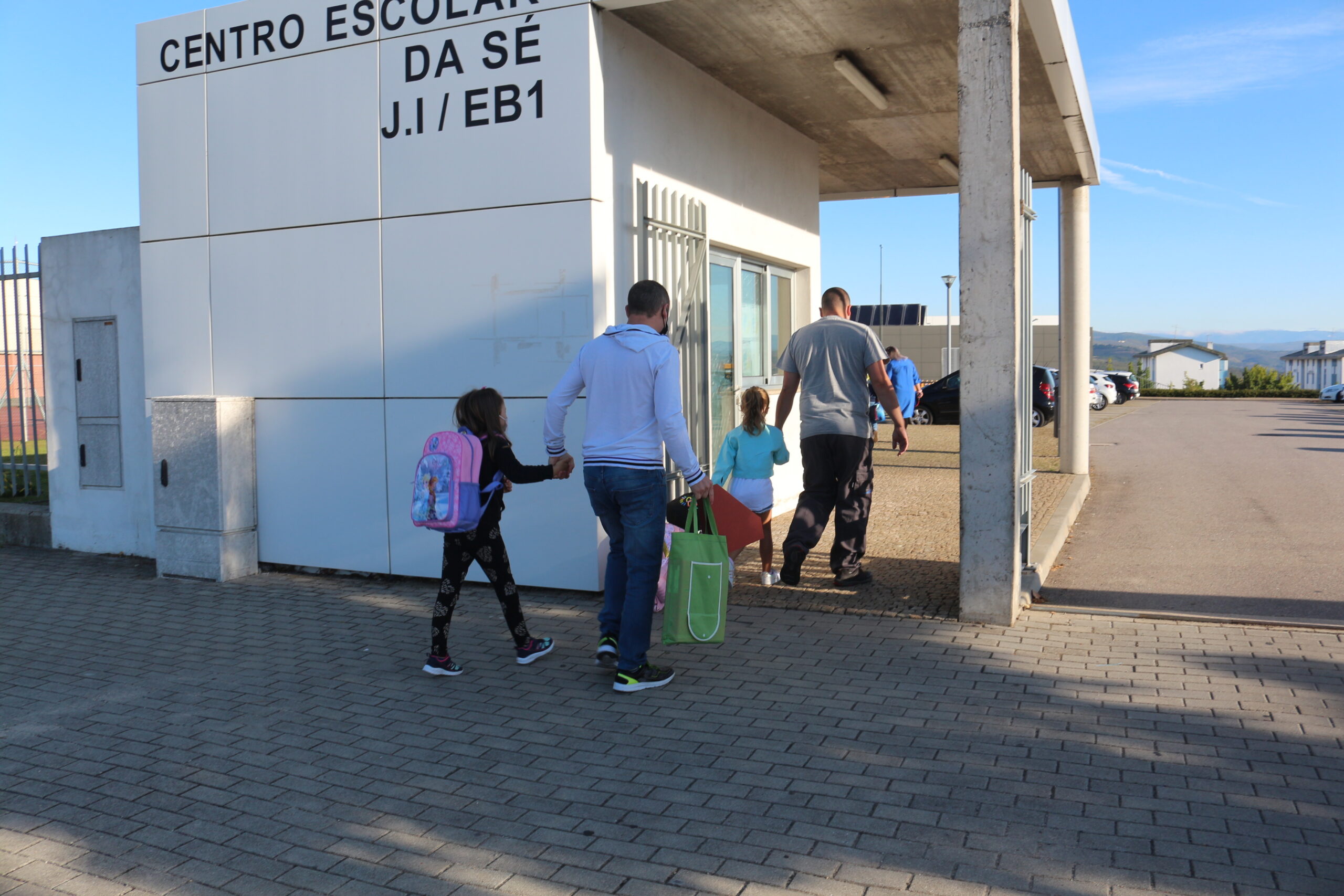 Comunidade escolar espera ano lectivo mais tranquilo apesar de manter cautelas