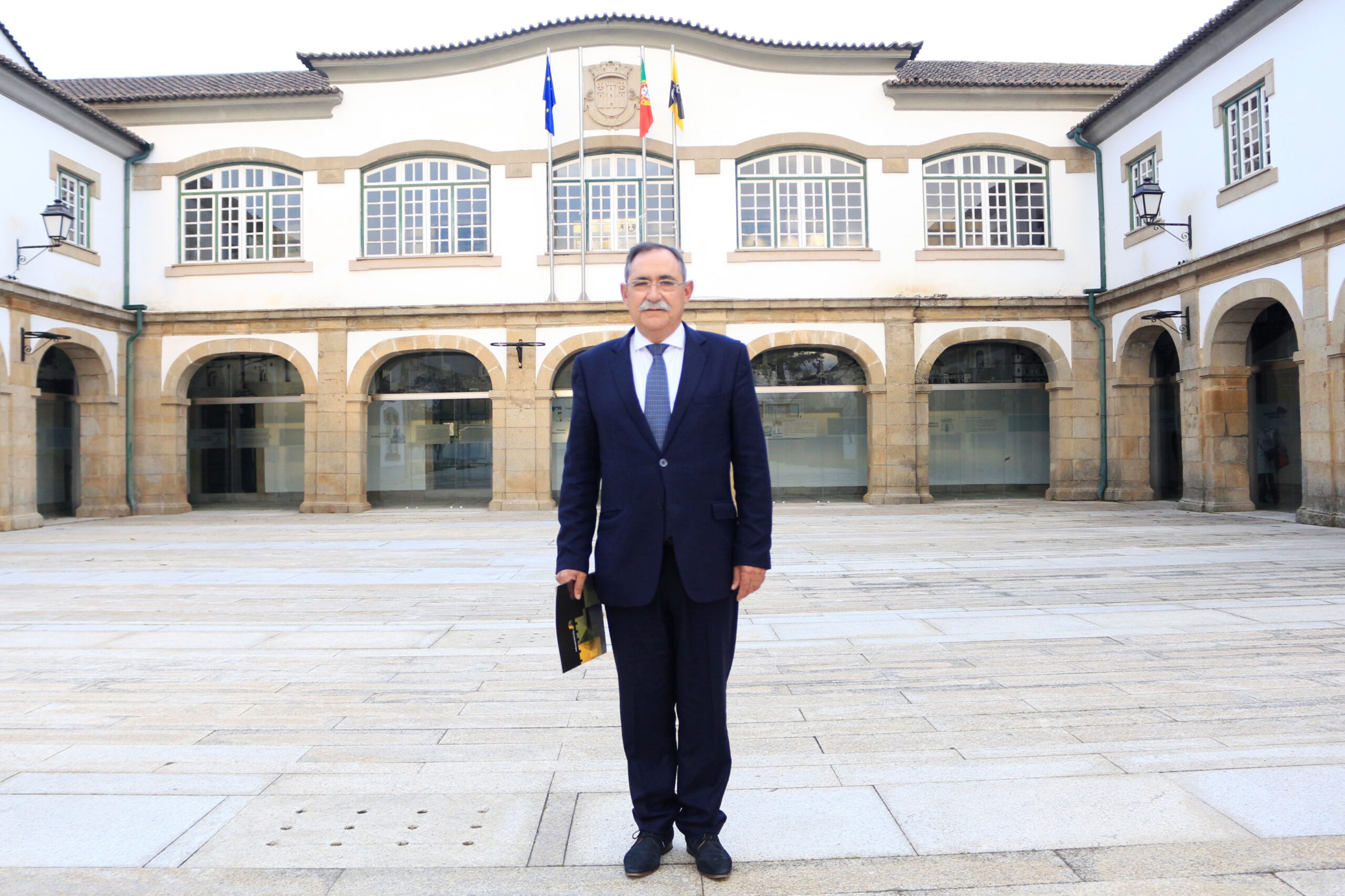 “Em política não basta falar nas coisas, é preciso tomar decisões”