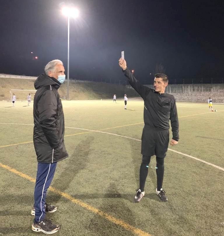 Técnico da Escola Crescer recebe cartão branco em jogo de benjamins