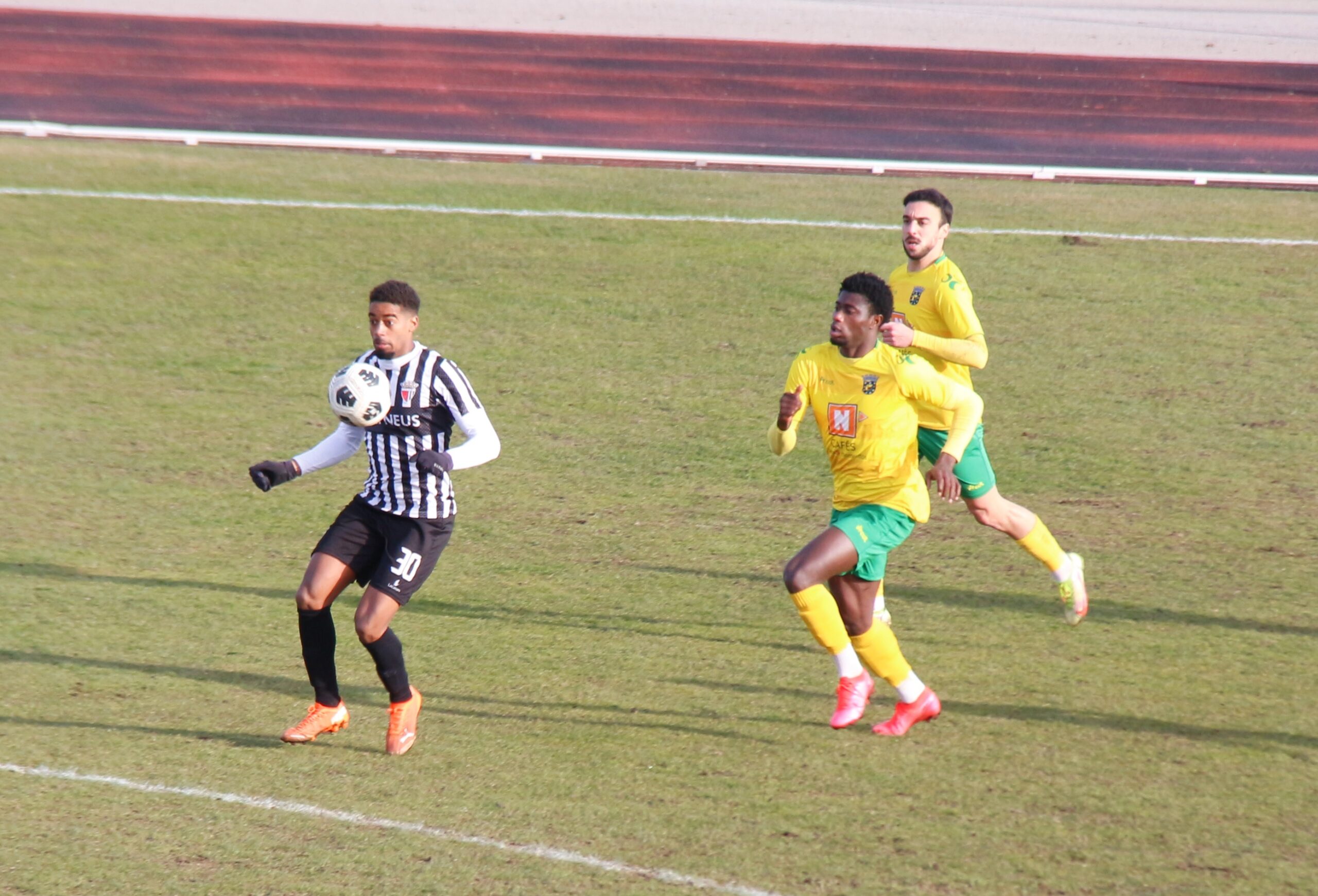 Macedo quebra ciclo negativo com empate caseiro