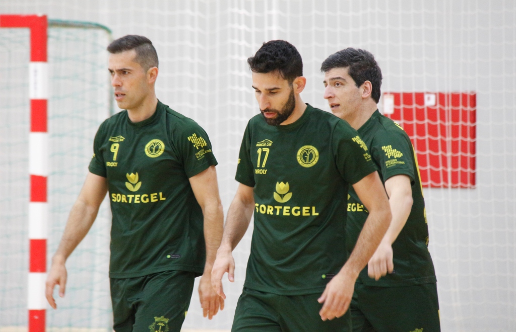 Macedense peca na finalização e soma derrota fora de portas