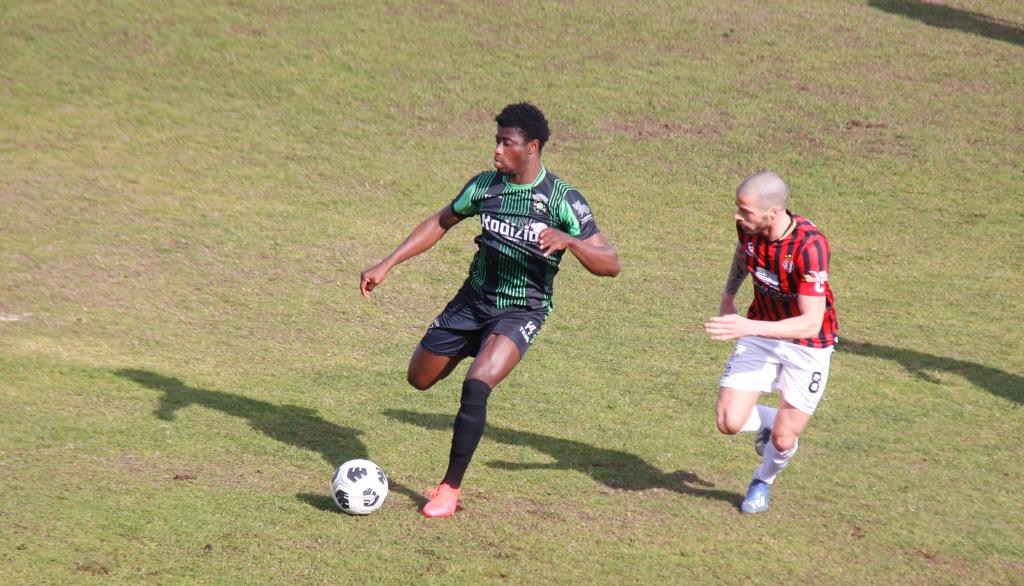 Penálti e falta de eficácia no ataque ditam derrota caseira do Macedo