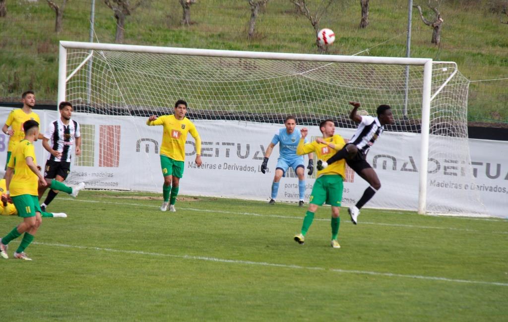 Pedro Fernandes defende penálti e segura empate