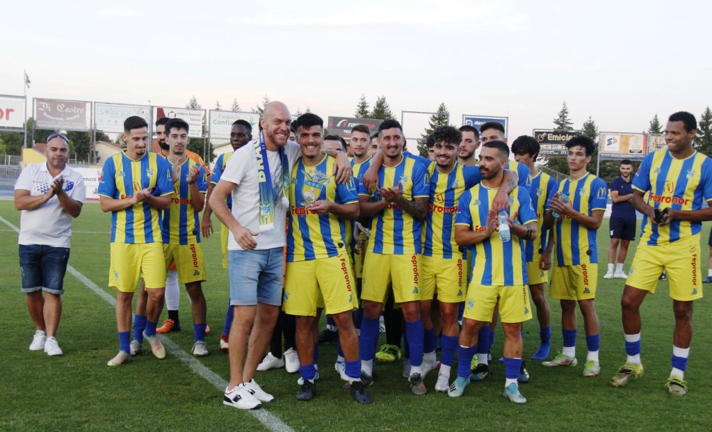 Bragança apresenta-se aos sócios a vencer e arrecada Troféu Ximena