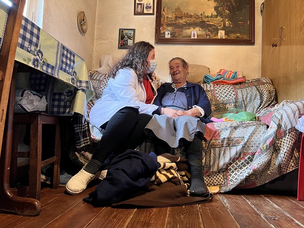 Carinho bate à porta dos idosos mais isolados