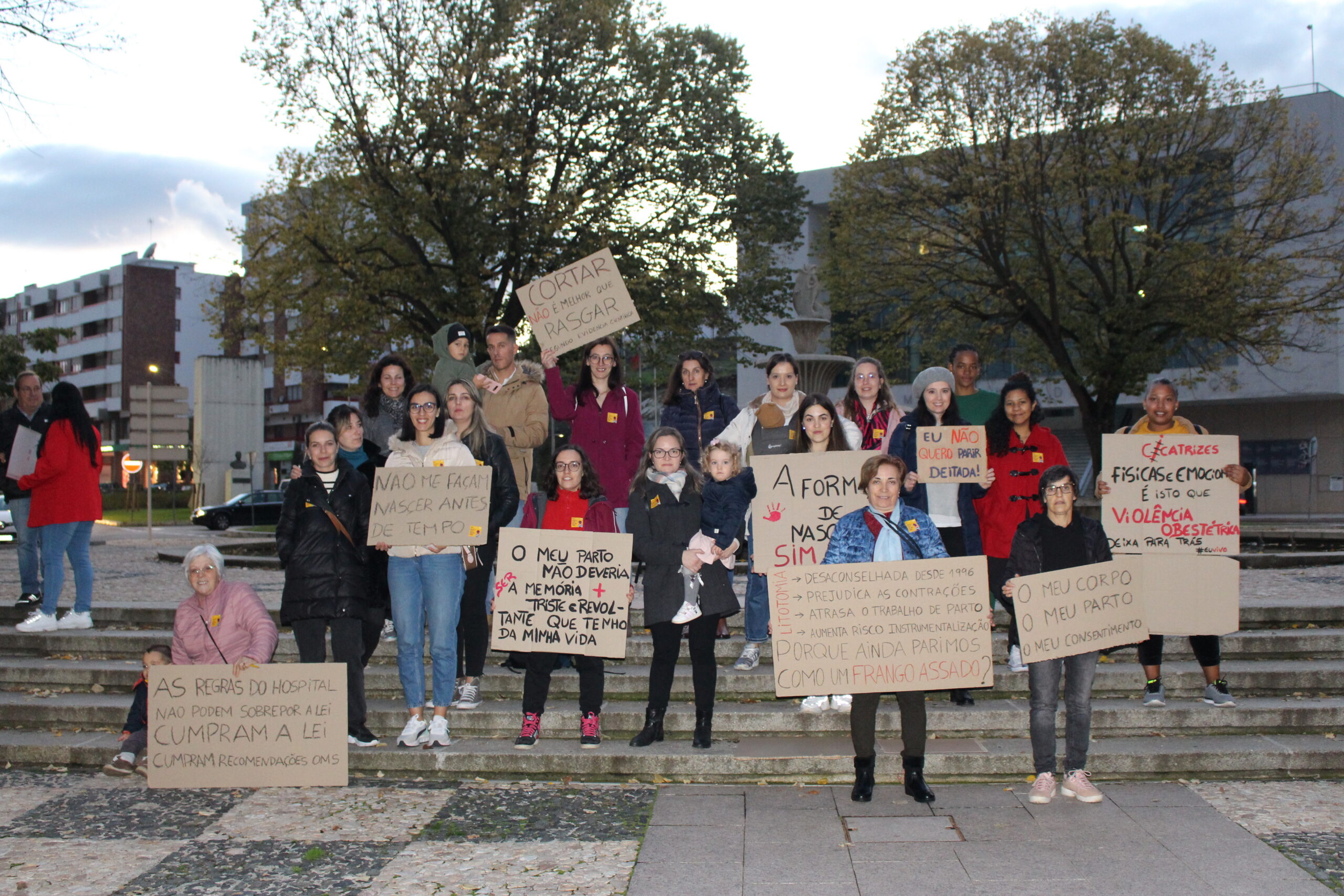 Protesto contra a violência obstétrica levantou cartazes em Bragança