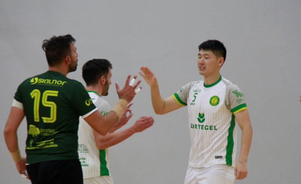 Costinha quer reforçar o plantel para atacar a manutenção