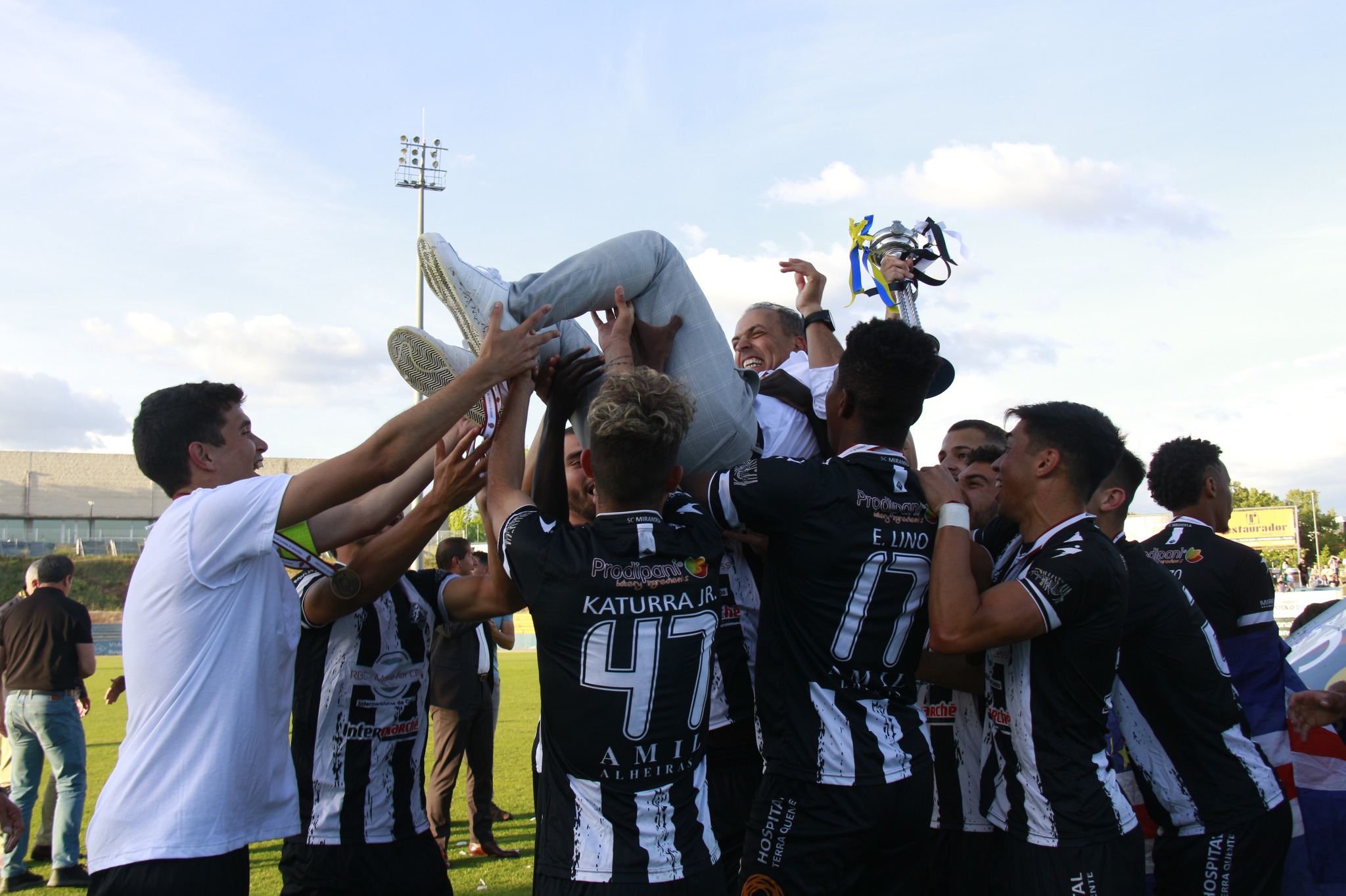 Mirandela fecha época com chave de ouro ao fazer a dobradinha