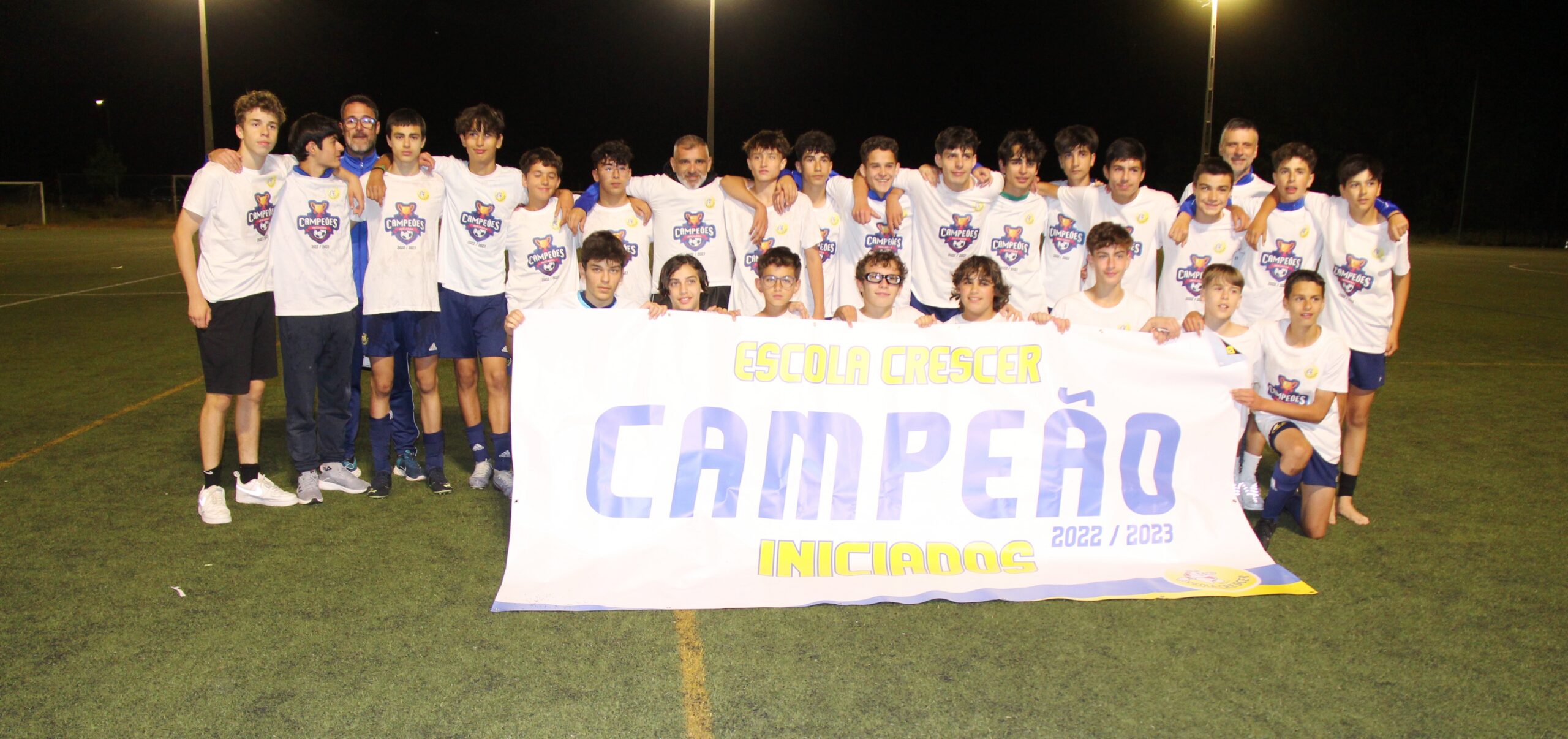 Escola Crescer conquista título distrital de iniciados e garante pela primeira vez presença no nacional