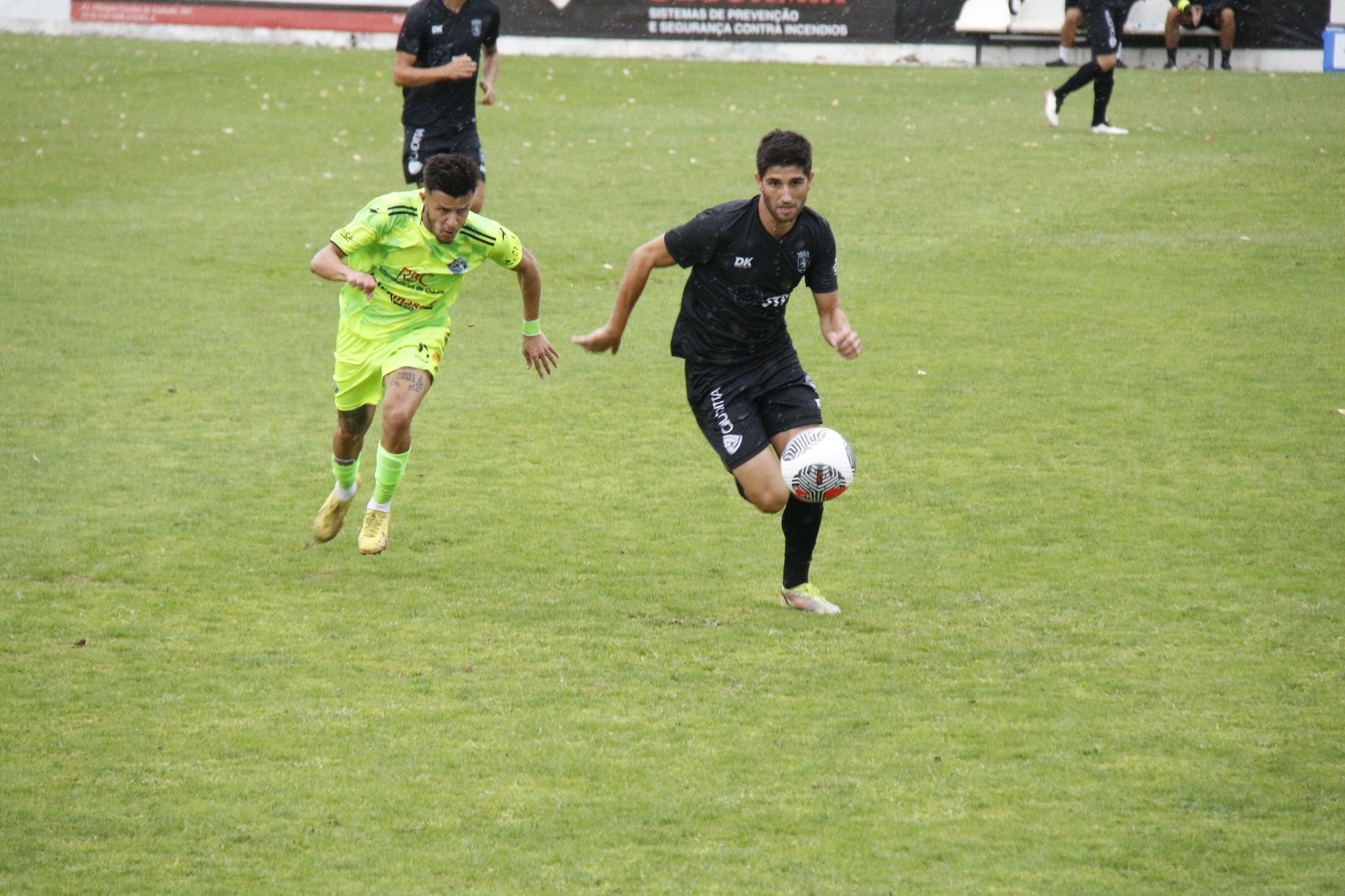 Empate “cinzento” num jogo de muitos duelos