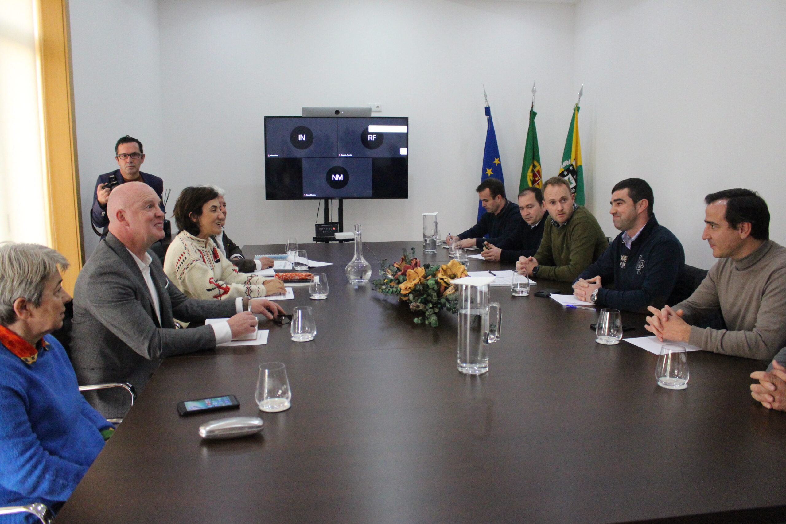 Agricultores fecham auto-estrada em protesto e ministra vem a Macedo fazer promessas