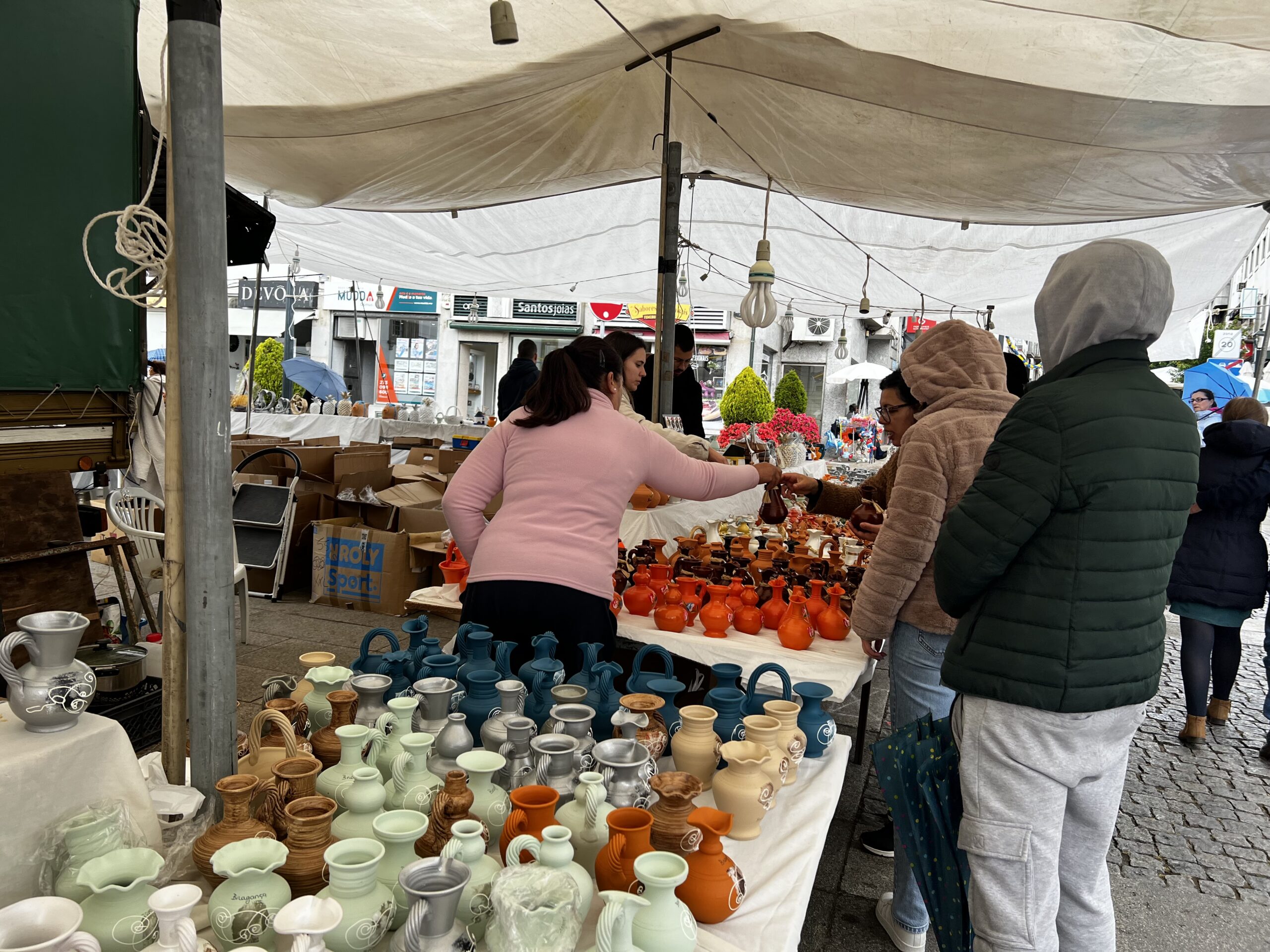 Feira das Cantarinhas marcada por chuva e frio mas nem mesmo o mau tempo estragou o maior certame de Bragança