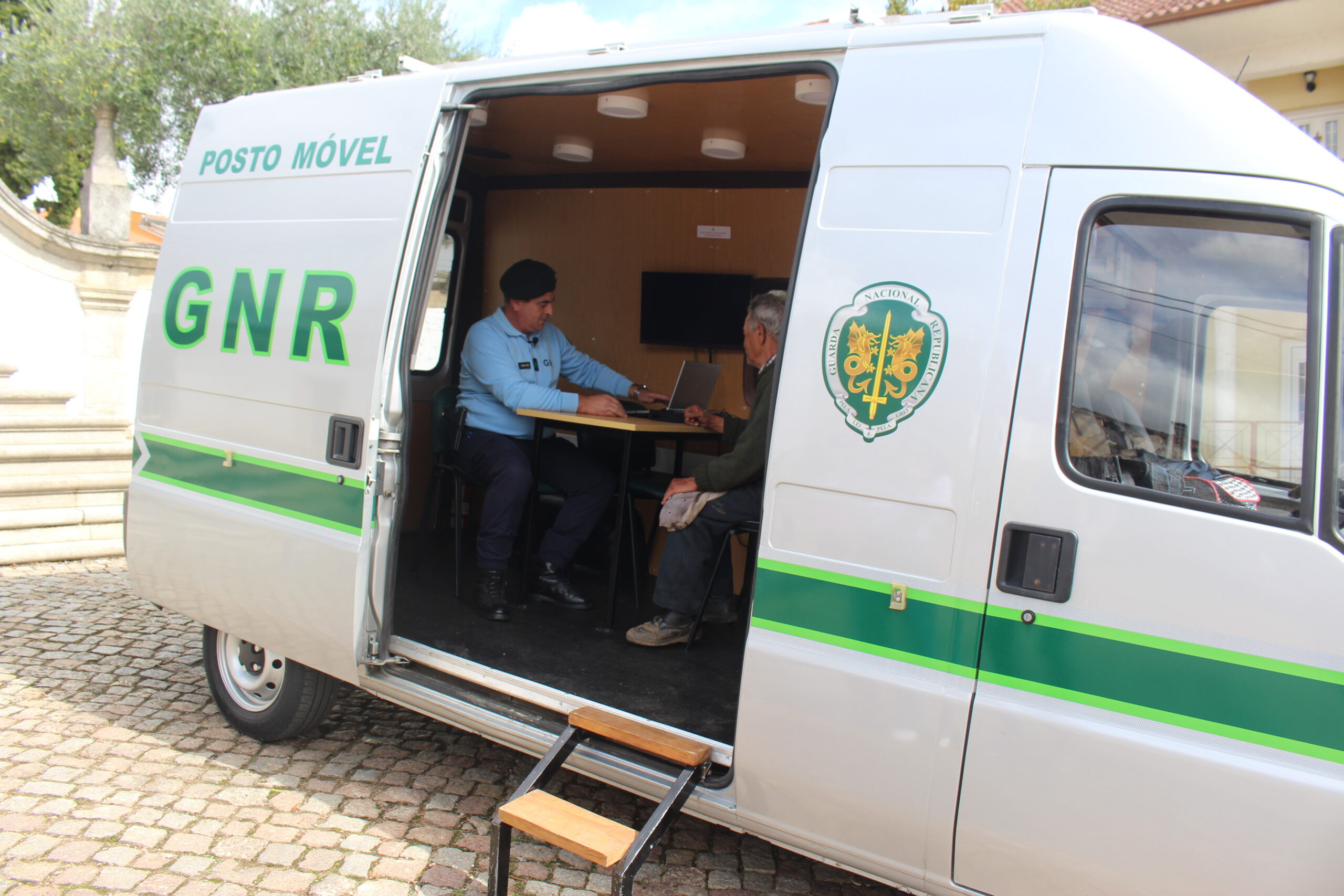 Se idosos não vão à GNR, a GNR vai até aos idosos: posto móvel percorre aldeias isoladas do distrito