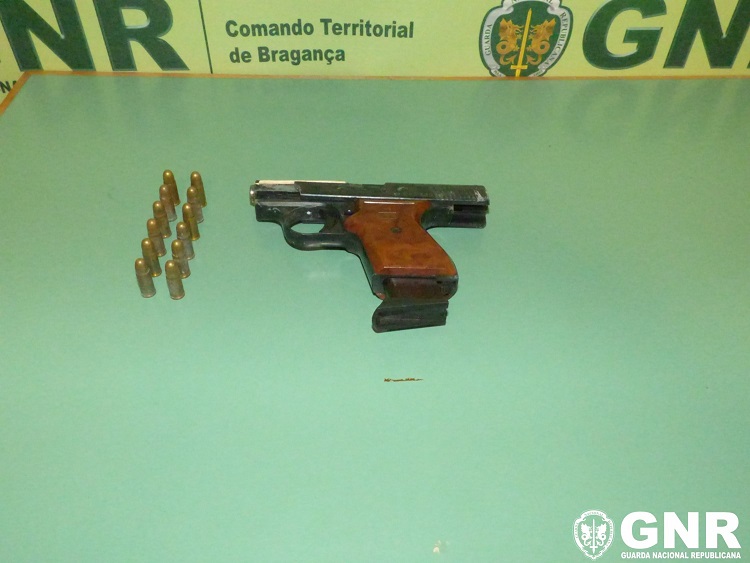 Homem detido por exercer violência doméstica contra a companheira