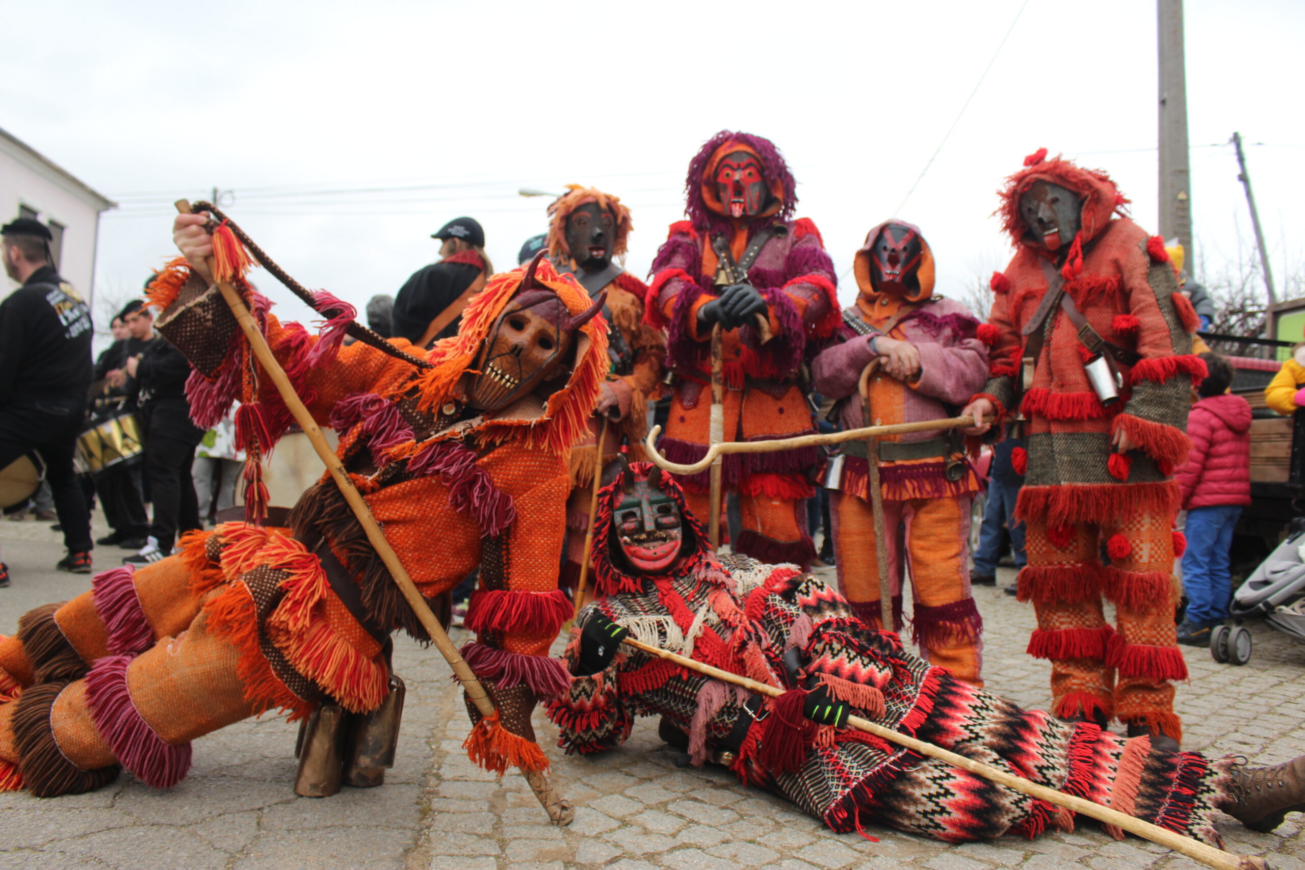 Reis de Salsas comemorados com dezenas de caretos a darem cor às ruas da aldeia