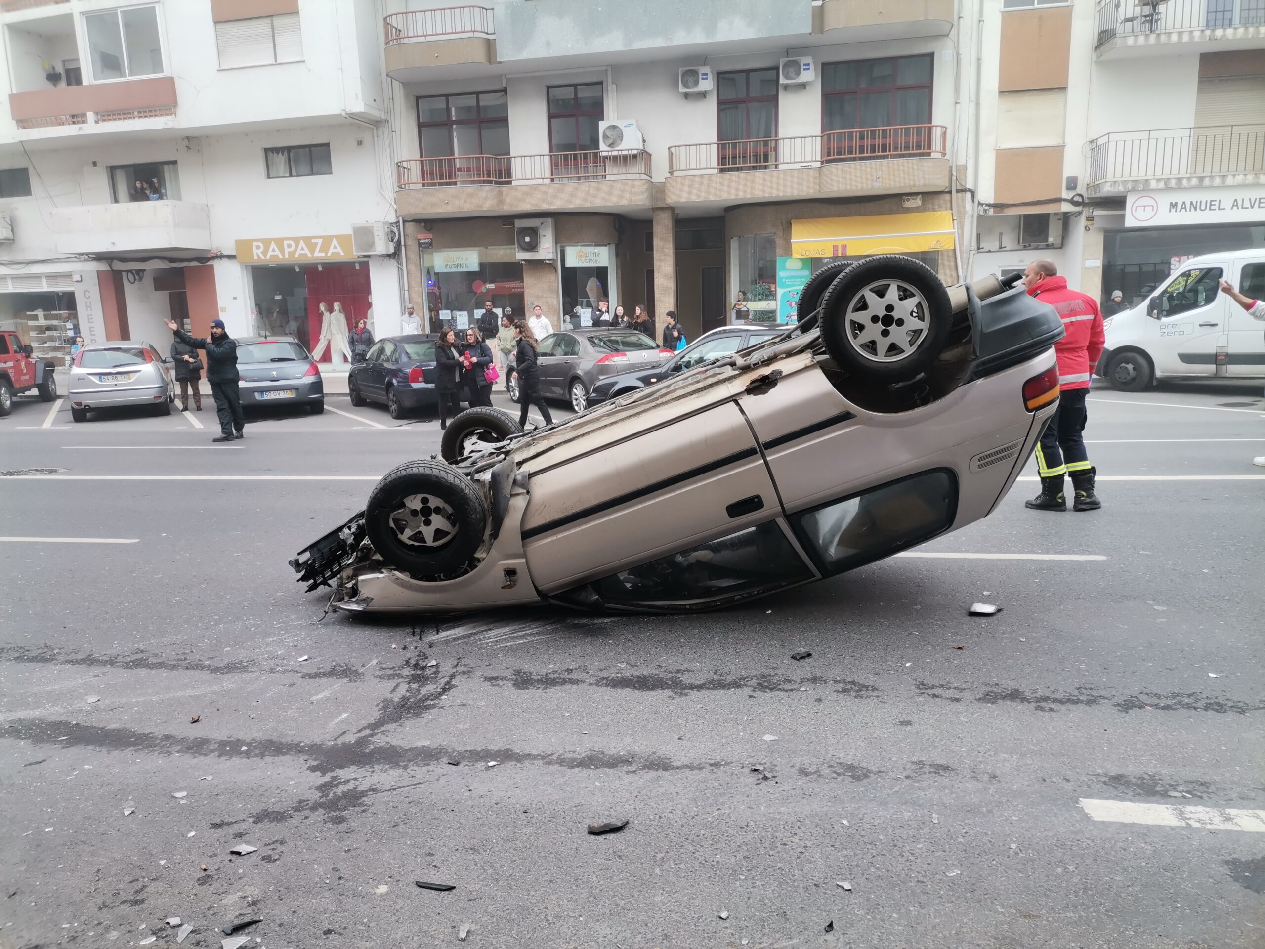 Mulher gravemente ferida depois de atropelada por carro que se despistou e capotou em Bragança