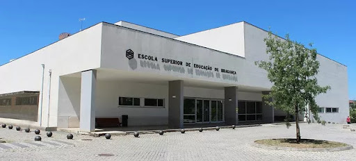 Governo paga propinas a alunos que tirem curso de professores mas medida é só para alguns