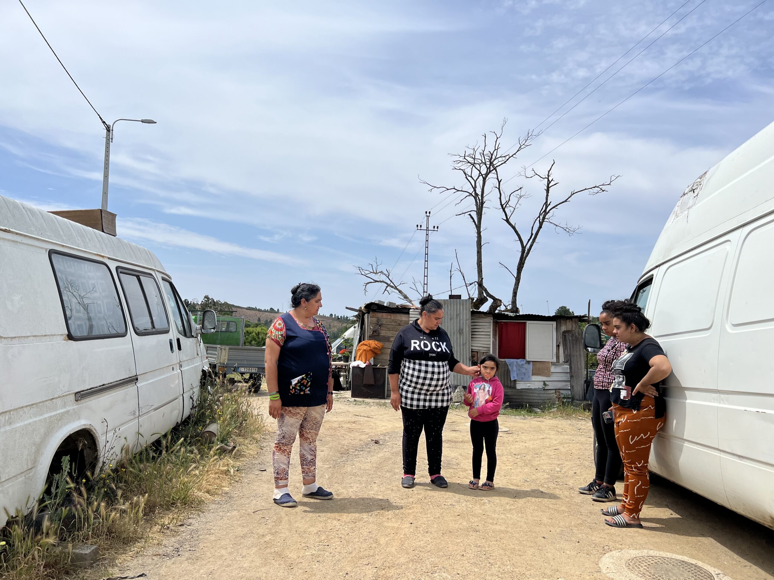 Bairro da Formiga: comunidade cigana de Penhas Juntas sonha com casas de verdade e condições dignas
